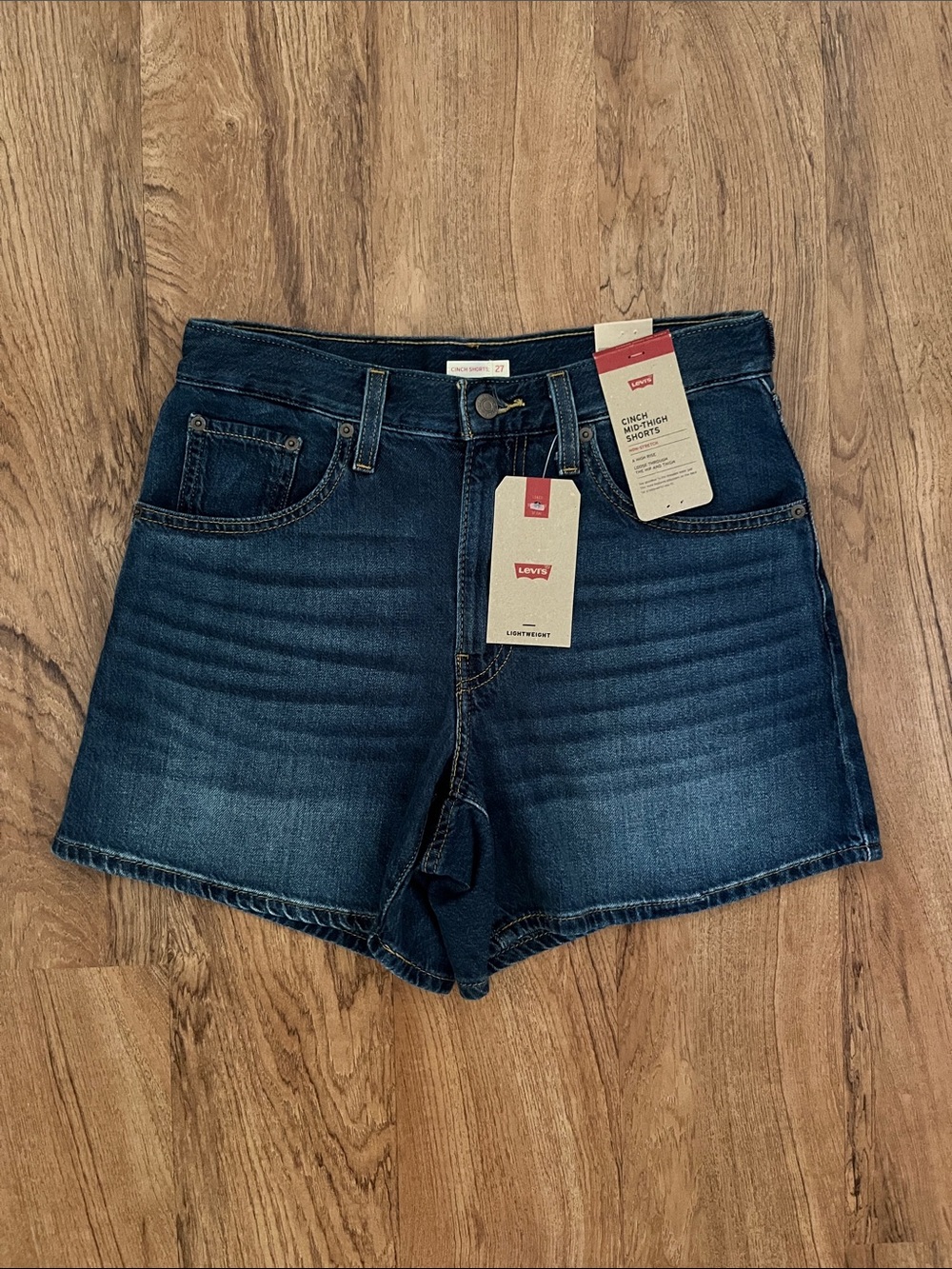 NWT Levi’s Cinch Mid-Thigh Lightweight Shorts
